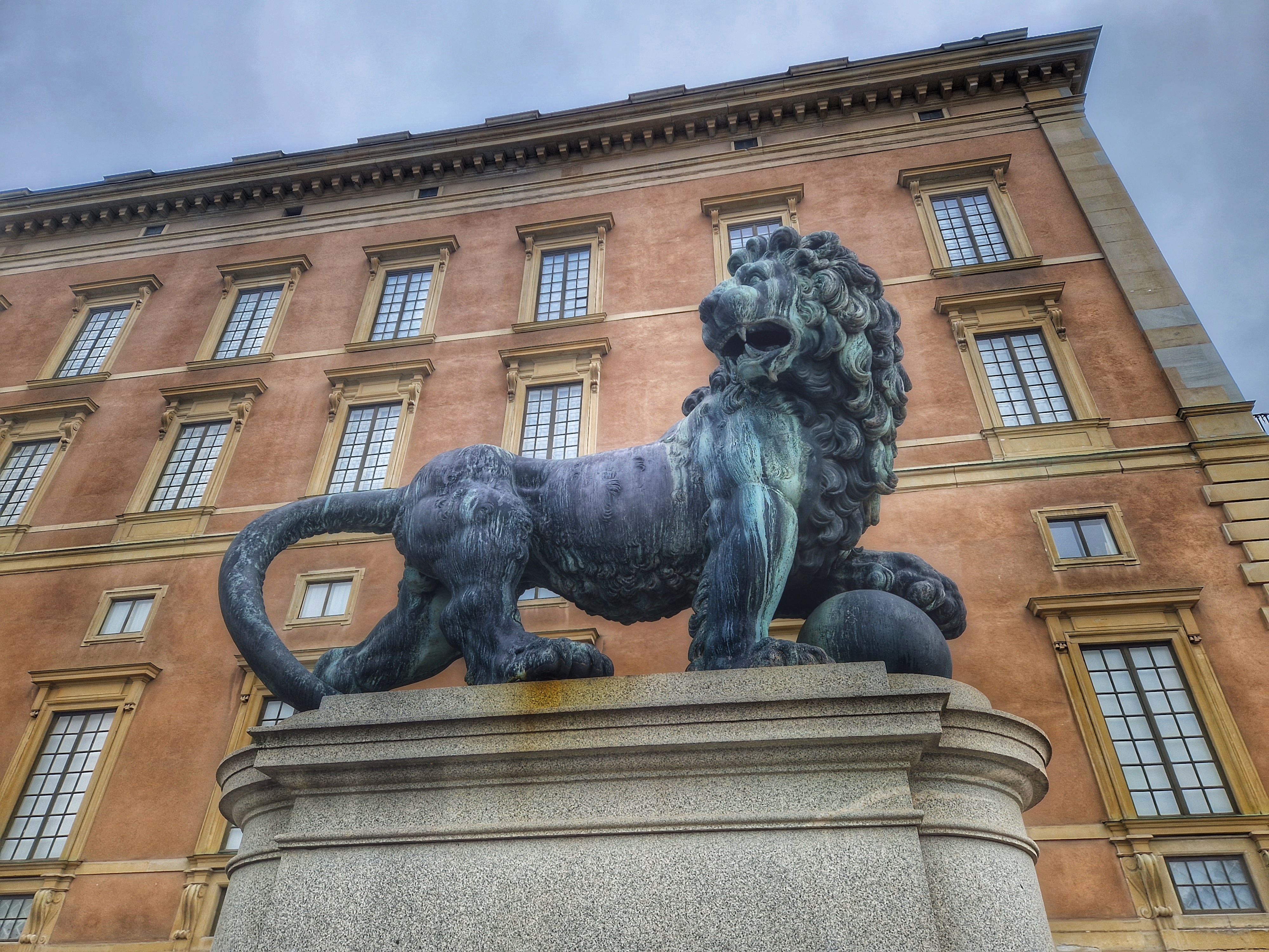Ett 1700-tals bronslejon på stensockel nedanför Stockholms slott_20230818_160214-01