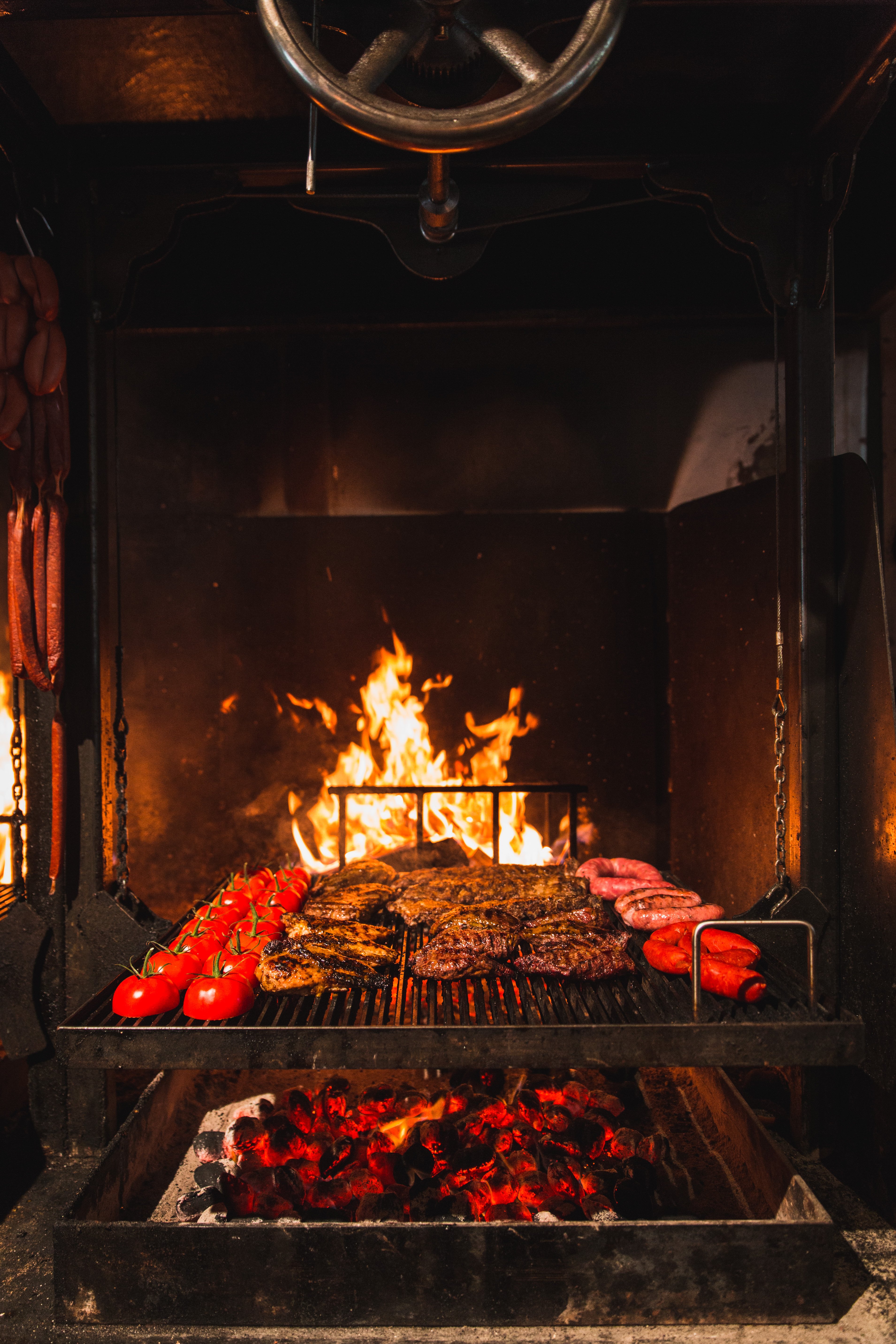 Kött och korv på en grill över en eld