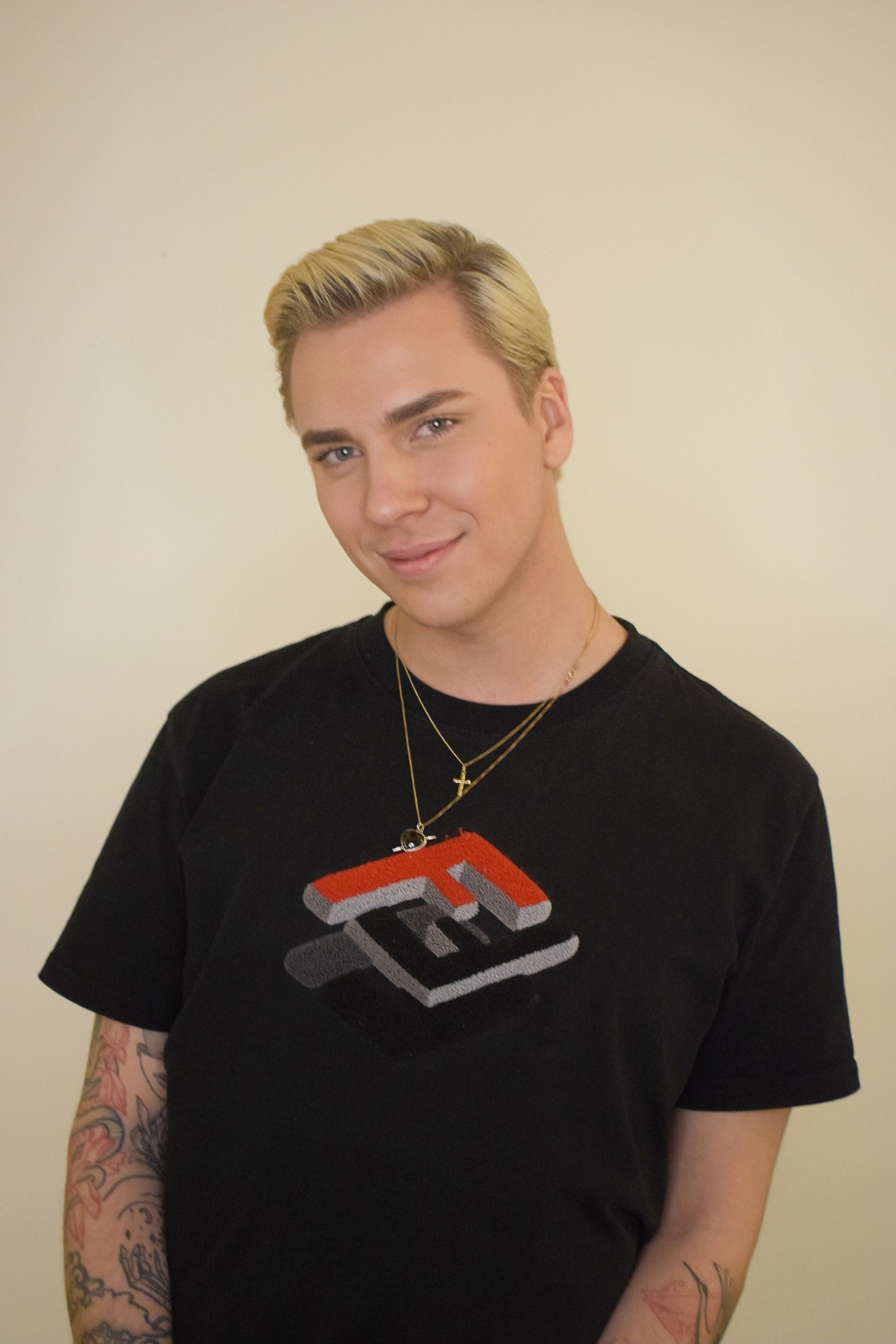 Facetune_06-01-2025-19-02-28