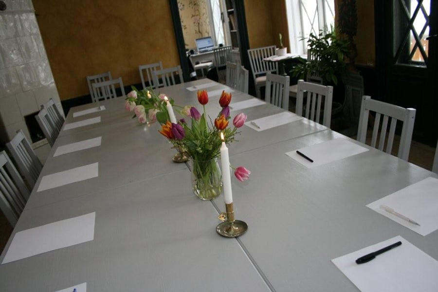 Ett långbord med blommor och ljus på Stora Henriksvik
