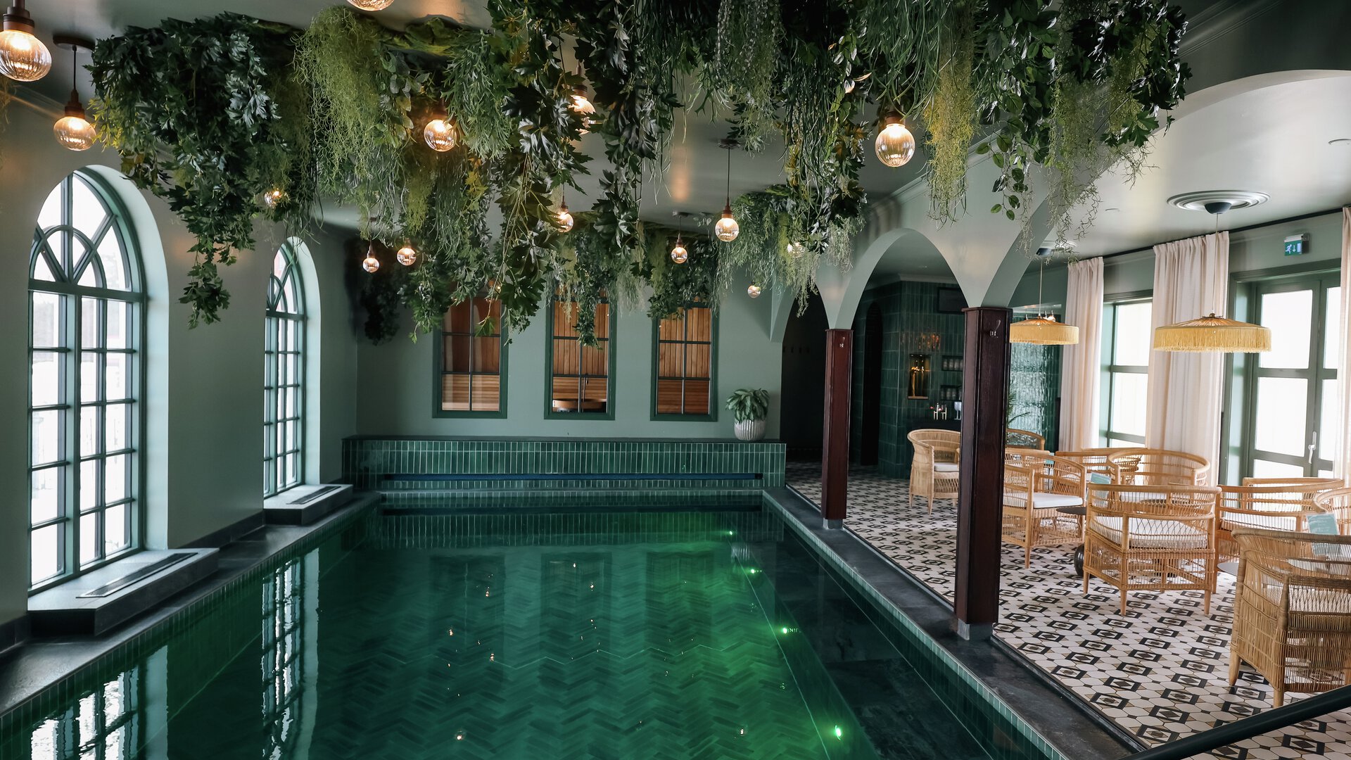 pool lounge