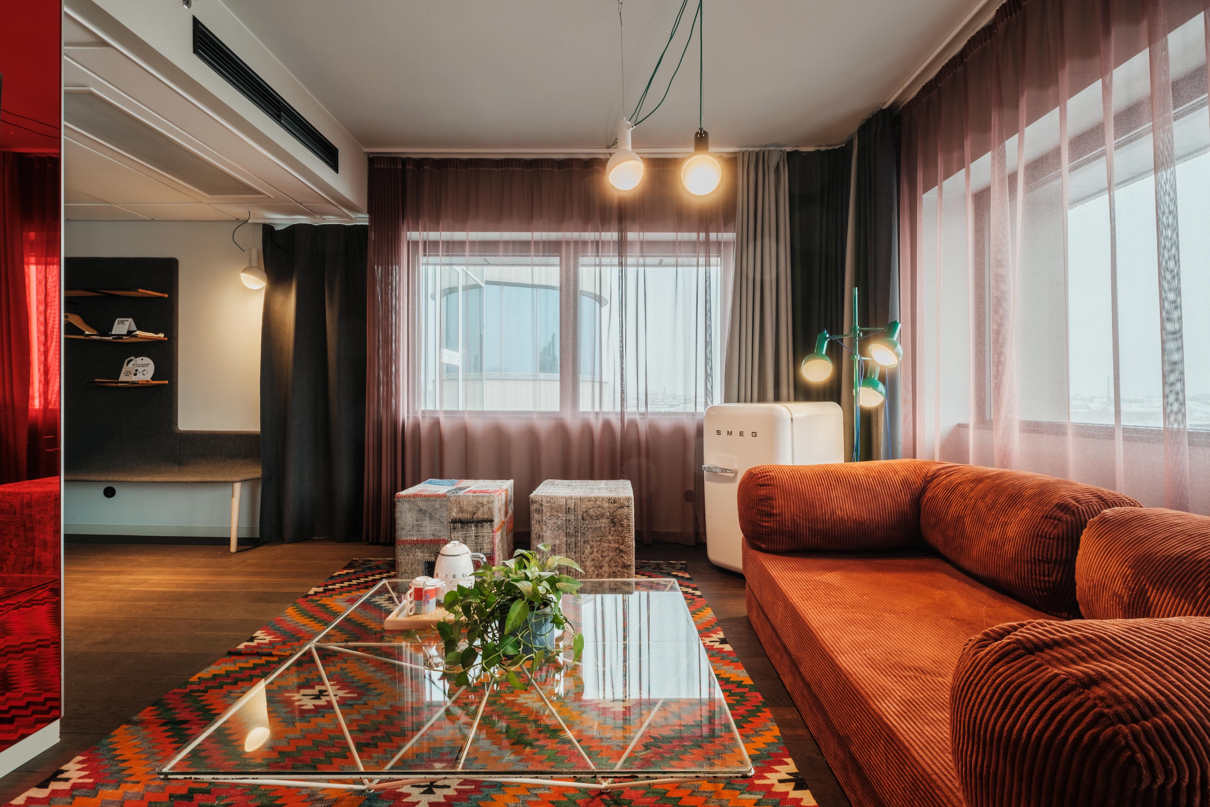Ett hotellrum med soffa och soffbord på Hobo Hotel i Stockholm
