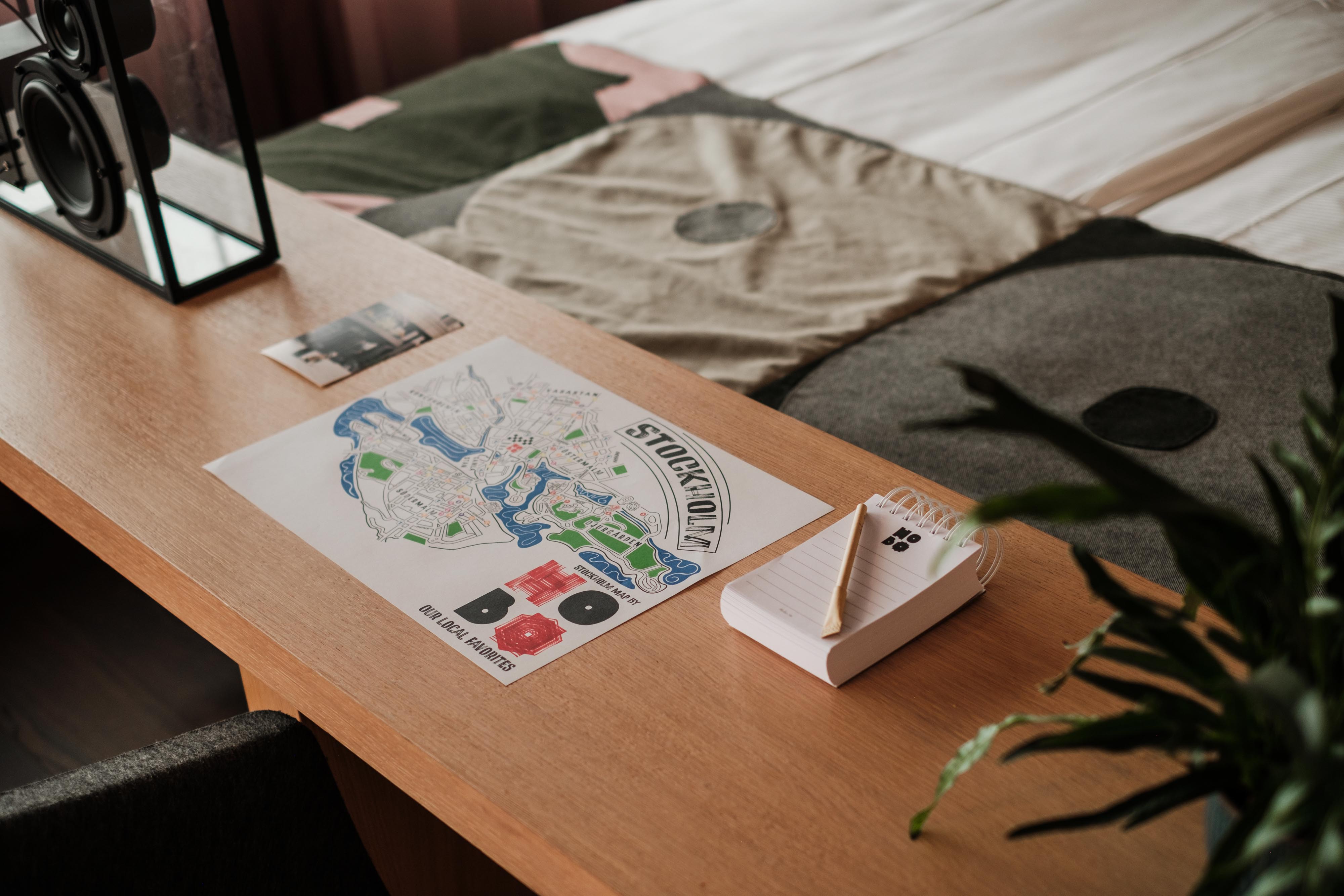 Karta med Hobo Hotels favoritställen i Stockholm och anteckningsblock för egna noteringar.