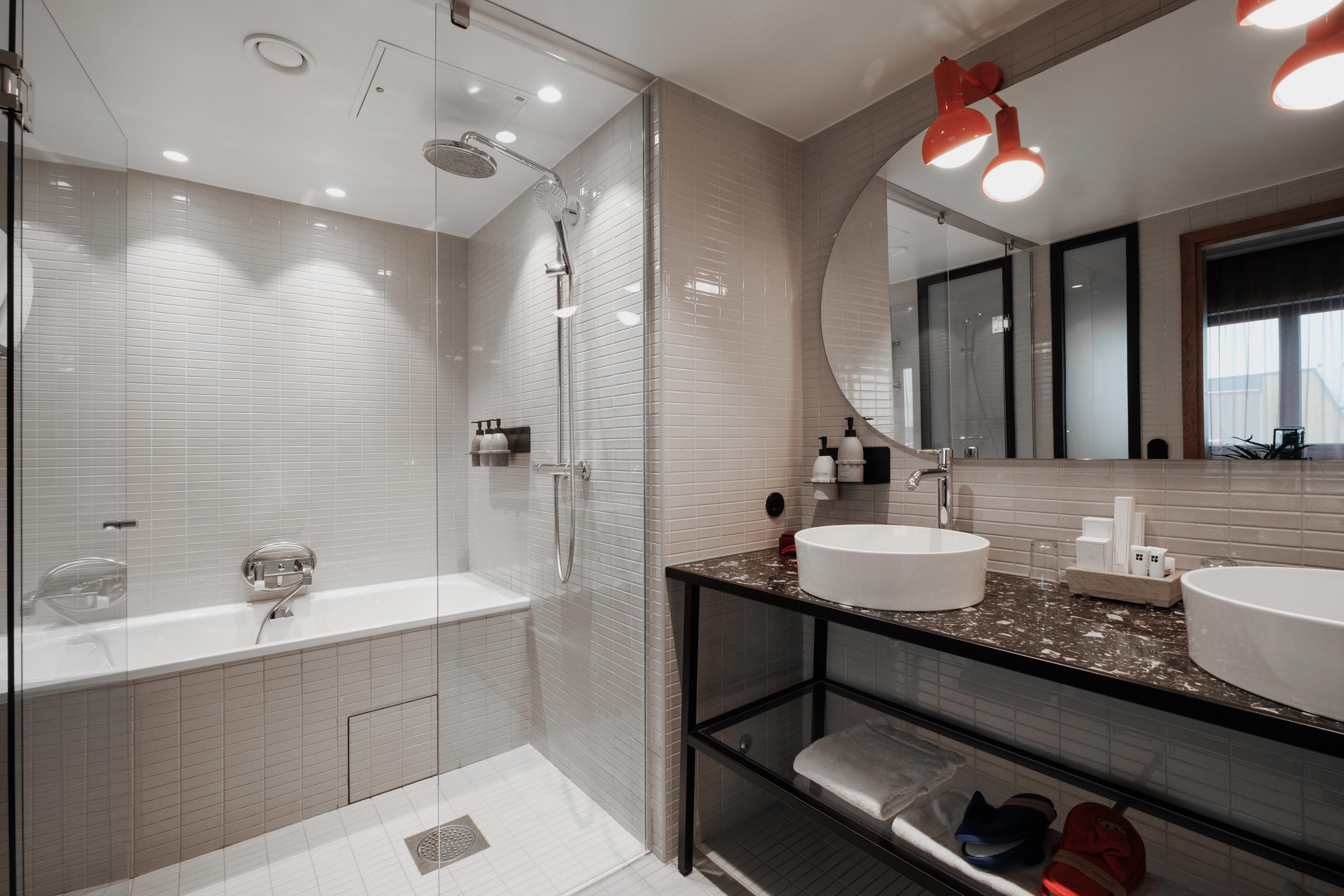 Svit på Hobo Hotel i Stockholm med rymligt badrum, badkar och andra badrumsartiklar.