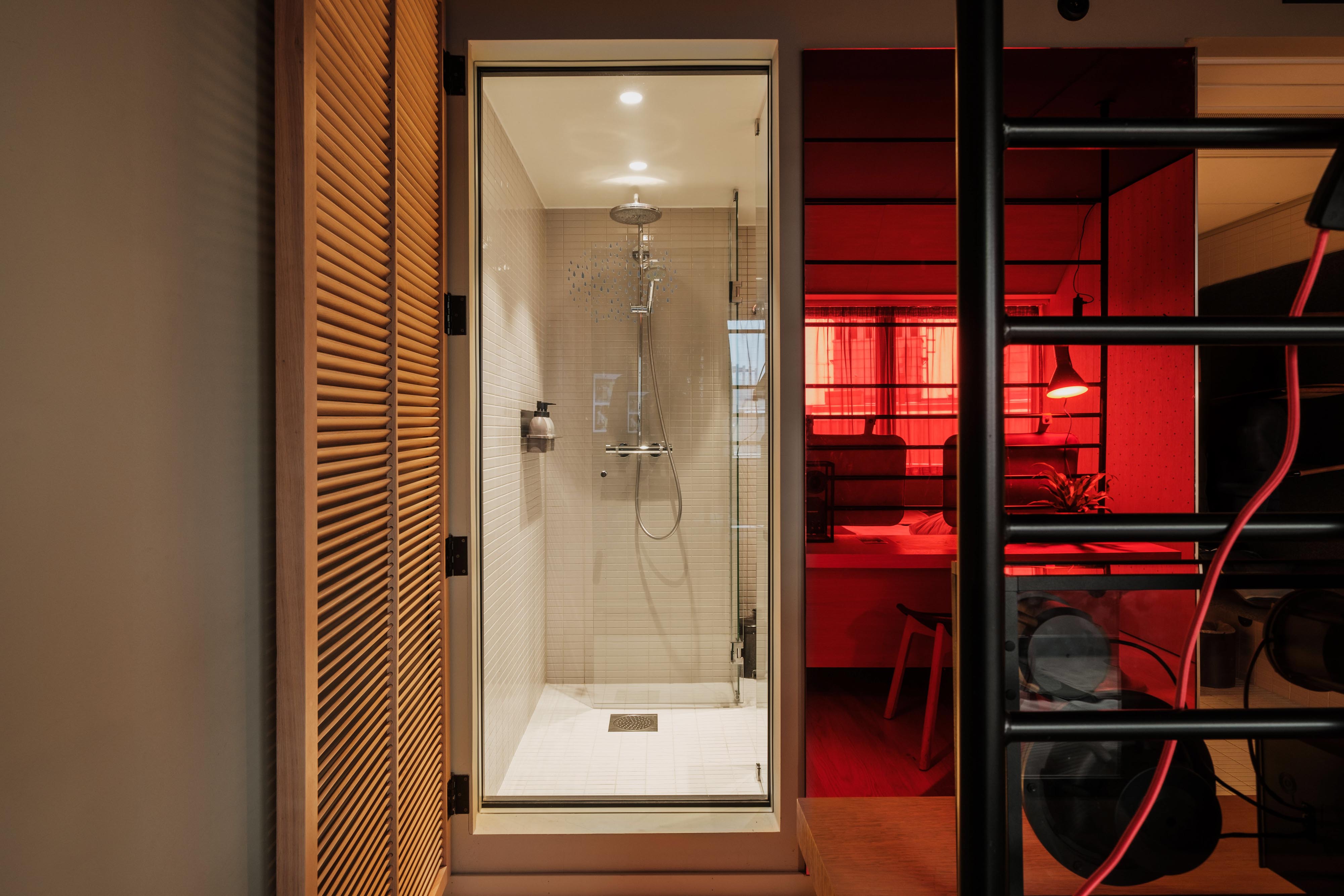 Superiorrum på Hobo Hotel i centrala Stockholm med rymlig dusch och fin utsikt över Brunkebergstorg.