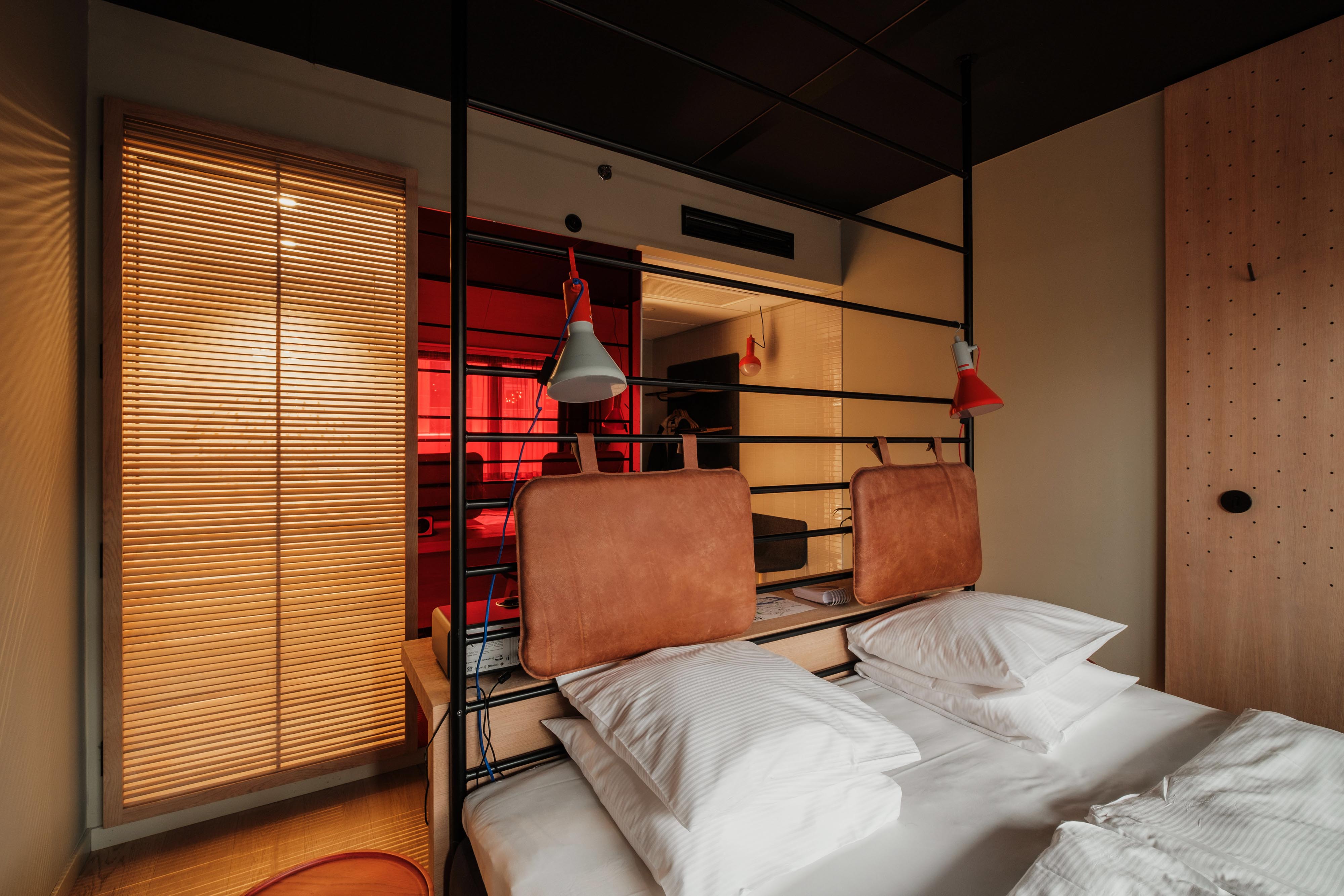 Standardrum på Hobo Hotel i centrala Stockholm med dubbelsäng, moderna detaljer och kreativ inredning.