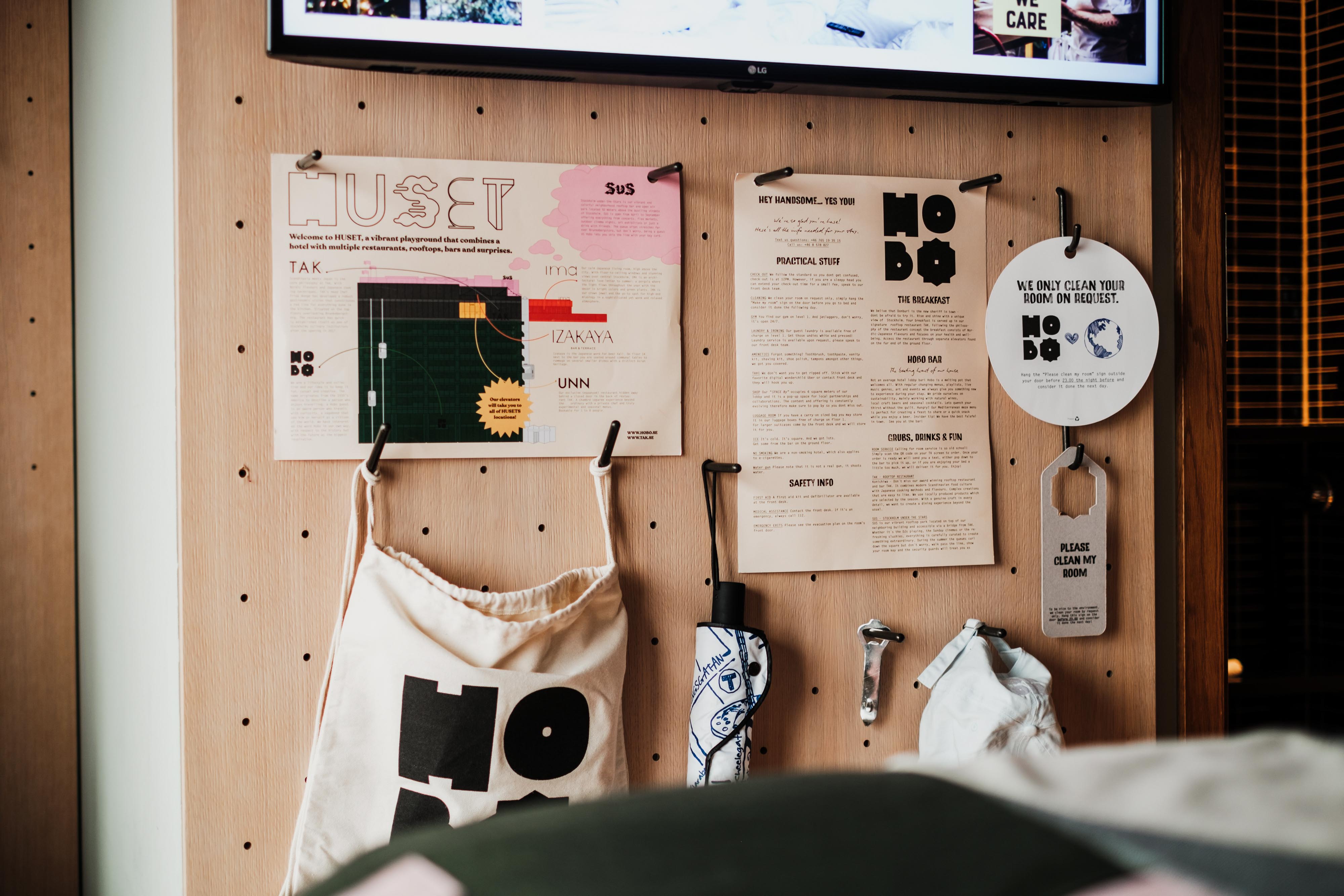 Standardrum på Hobo Hotel i Stockholm med moderna detaljer, kreativ inredning och kurerad pegwall fylld med saker du kan låna.