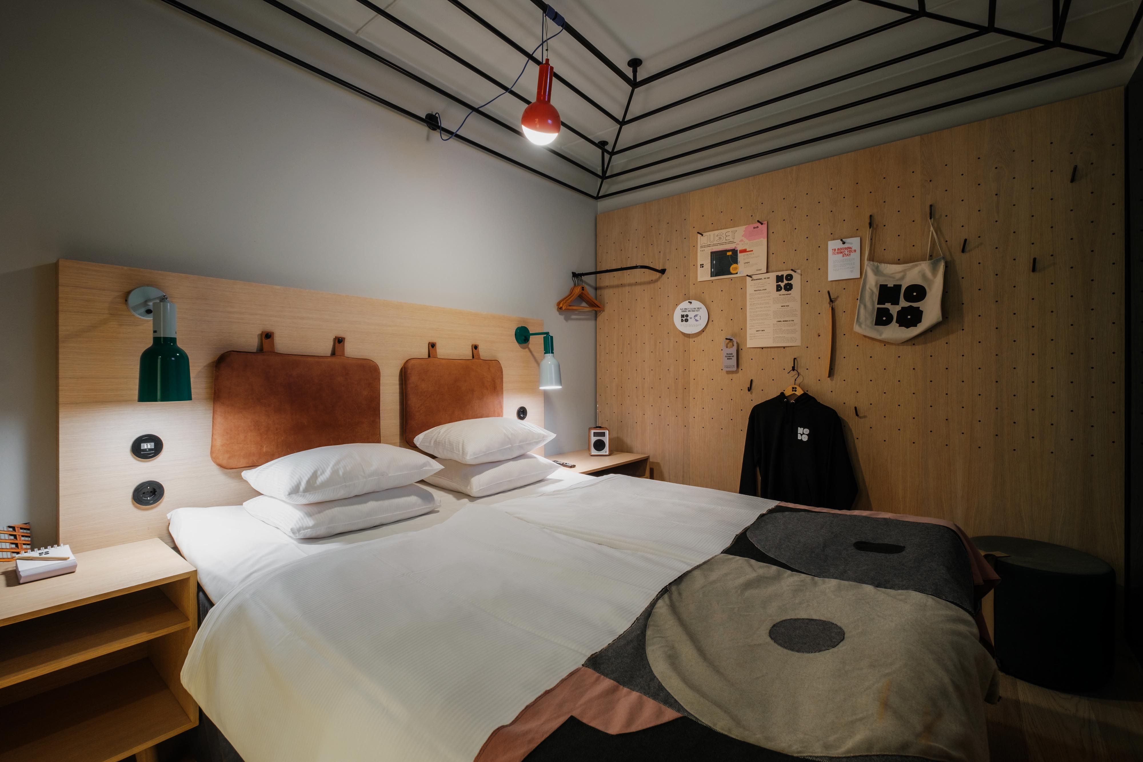 Sleeper-rum på Hobo Hotel i centrala Stockholm med dubbelsäng, moderna detaljer, kreativ inredning och inget fönster.