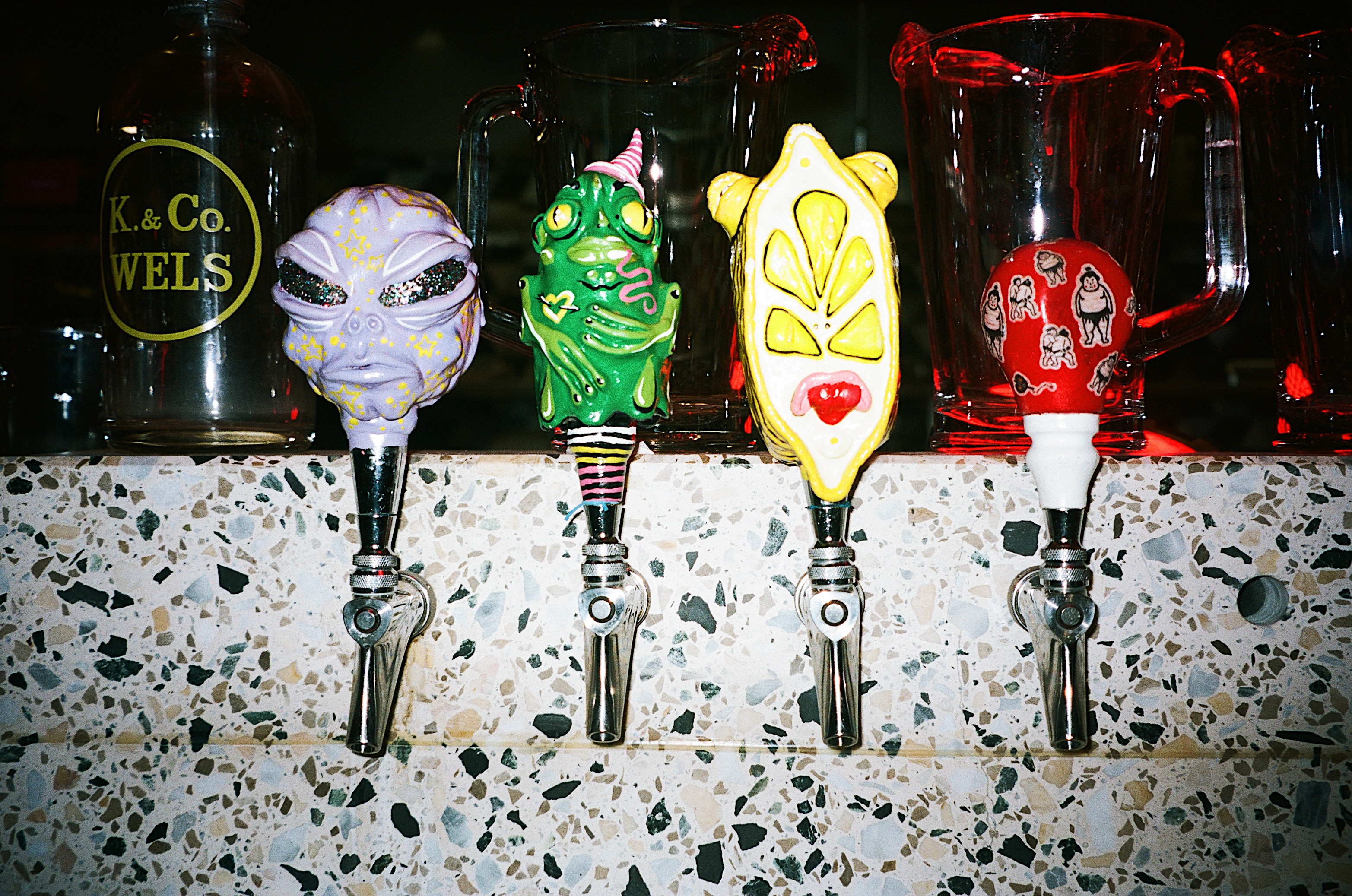 Handgjorda öltappar i olika färger i baren på Hobo Hotel i centrala Stockholm.