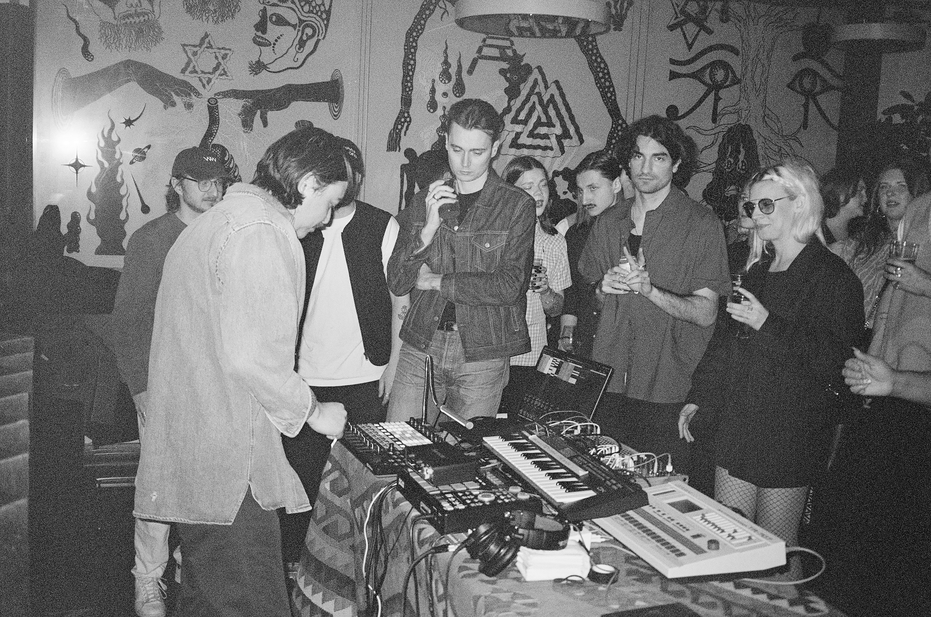 Svartvit analog bild av många människor under ett event i lobbybaren på Hobo Hotel i centrala Stockholm.