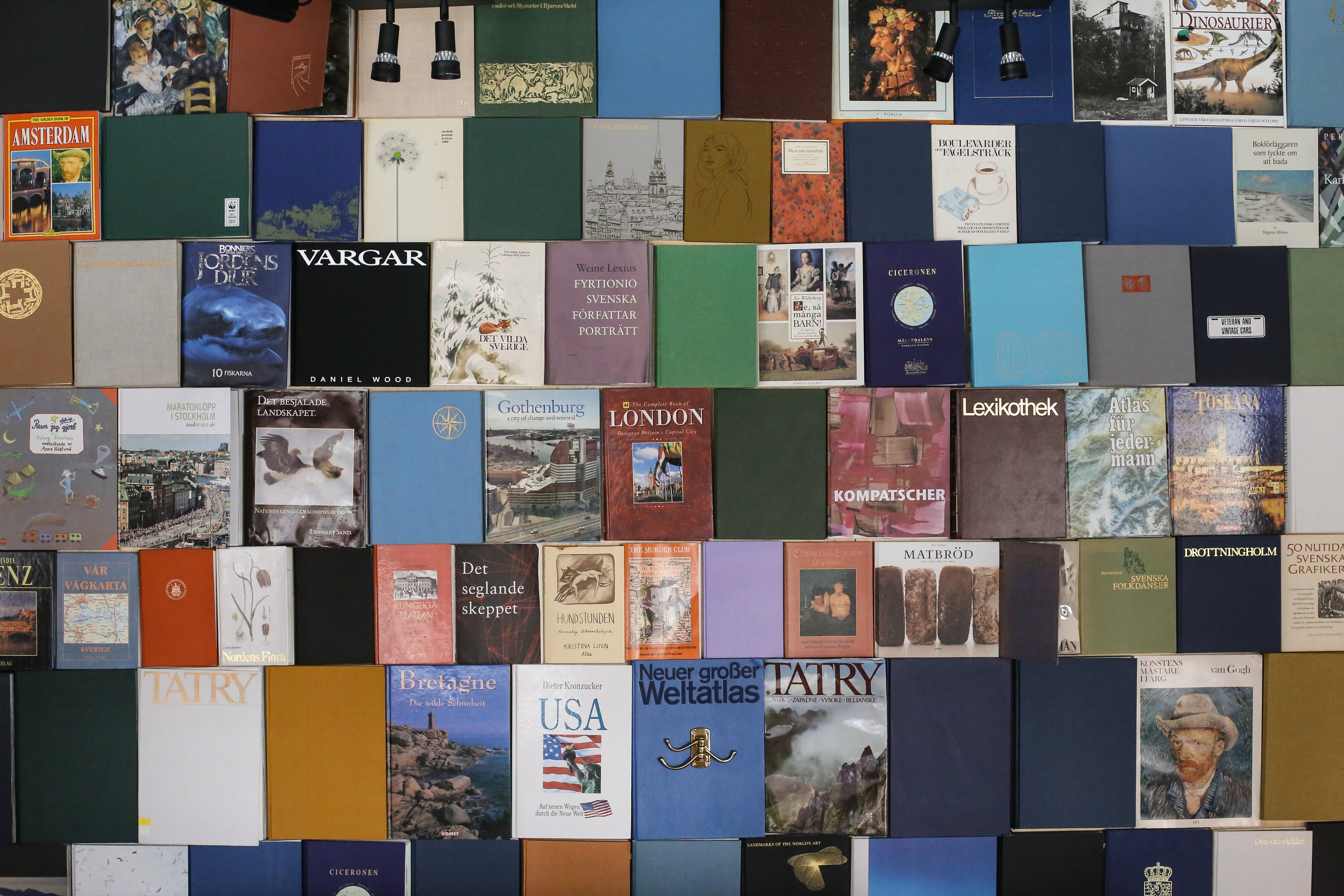 Böcker på väggen i konferensrummet “5emman” på Hobo Hotel i centrala Stockholm.