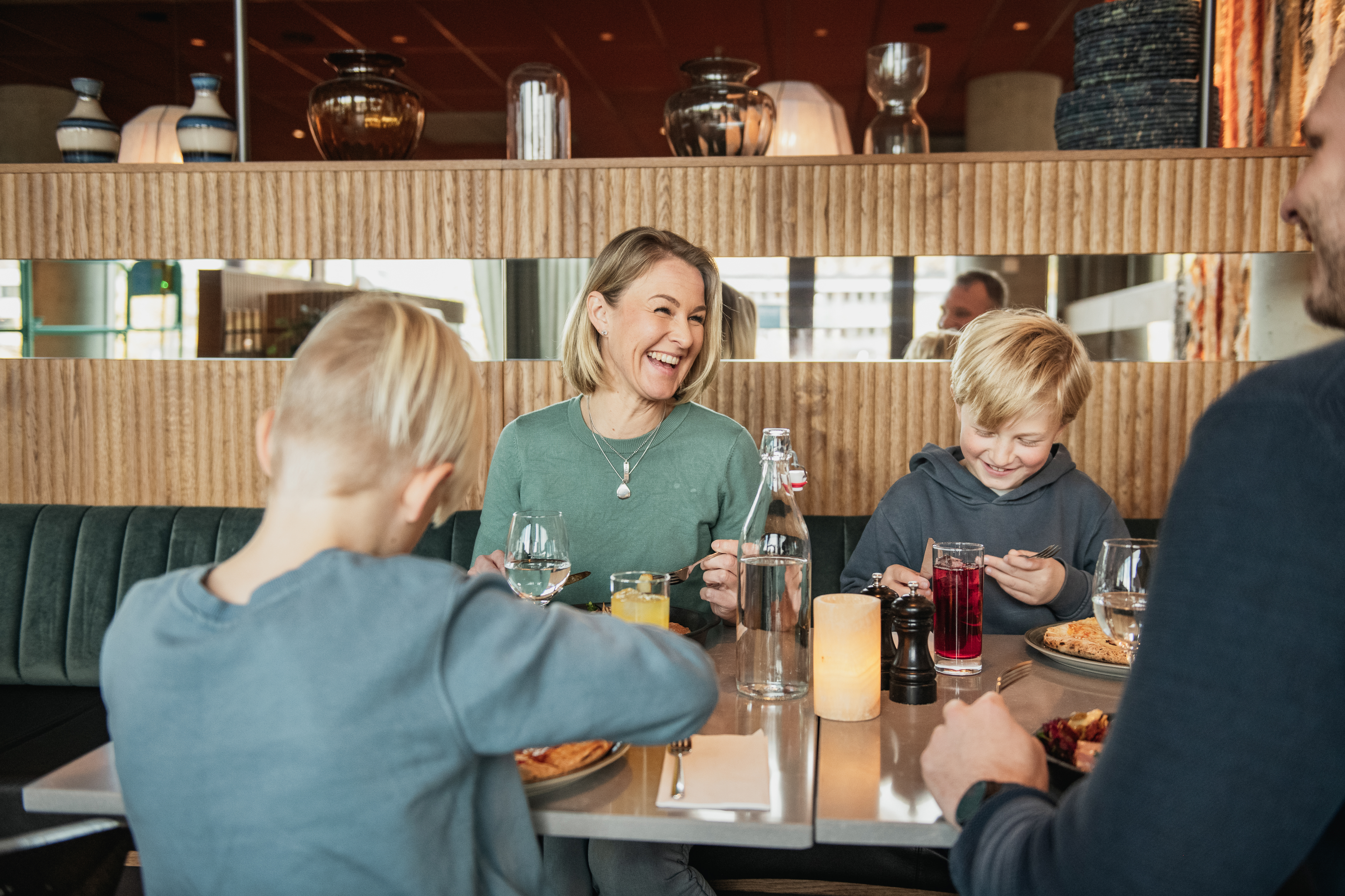 restaurant-family-eating-quality-hotel.