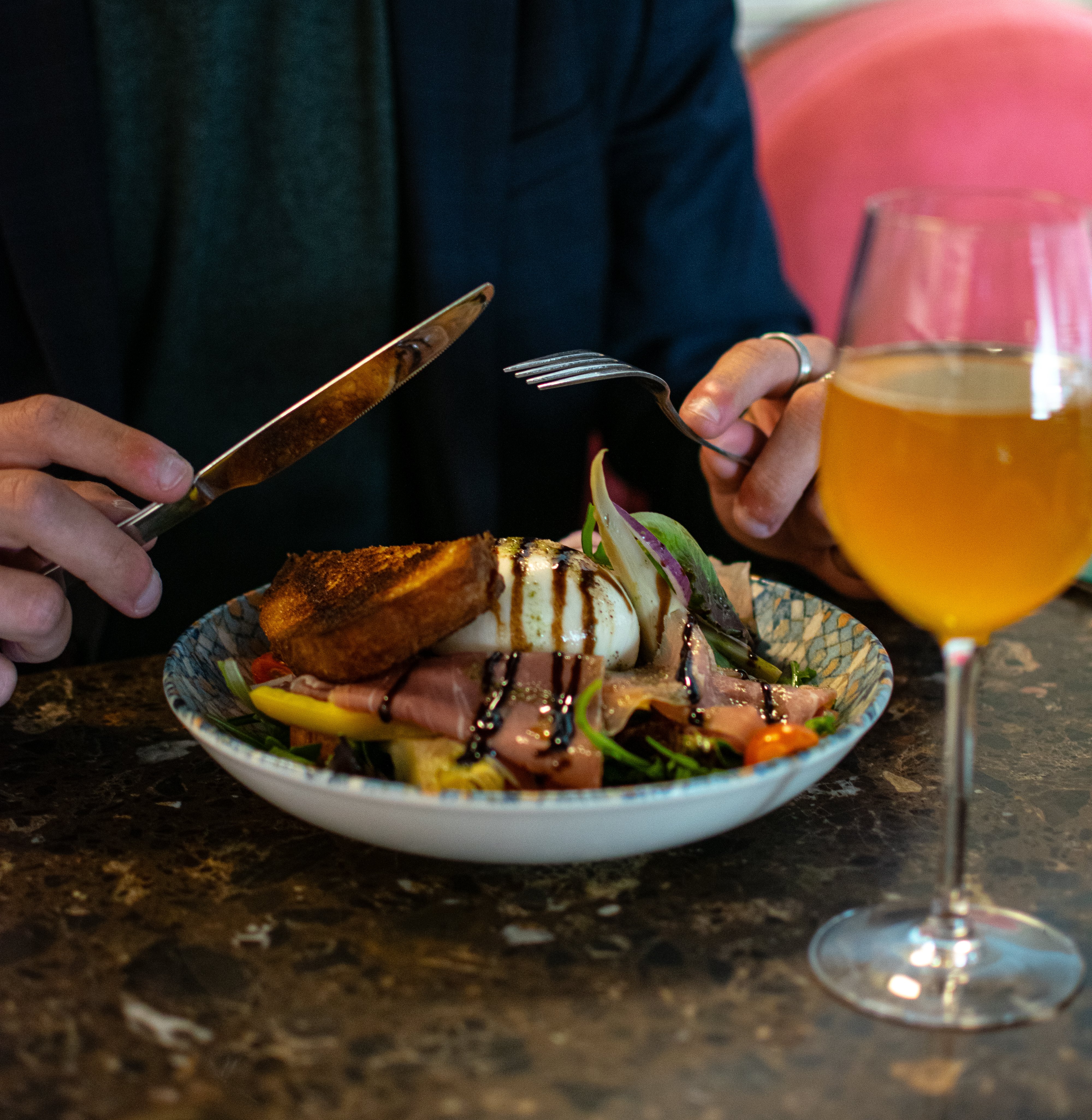 sallad och hand