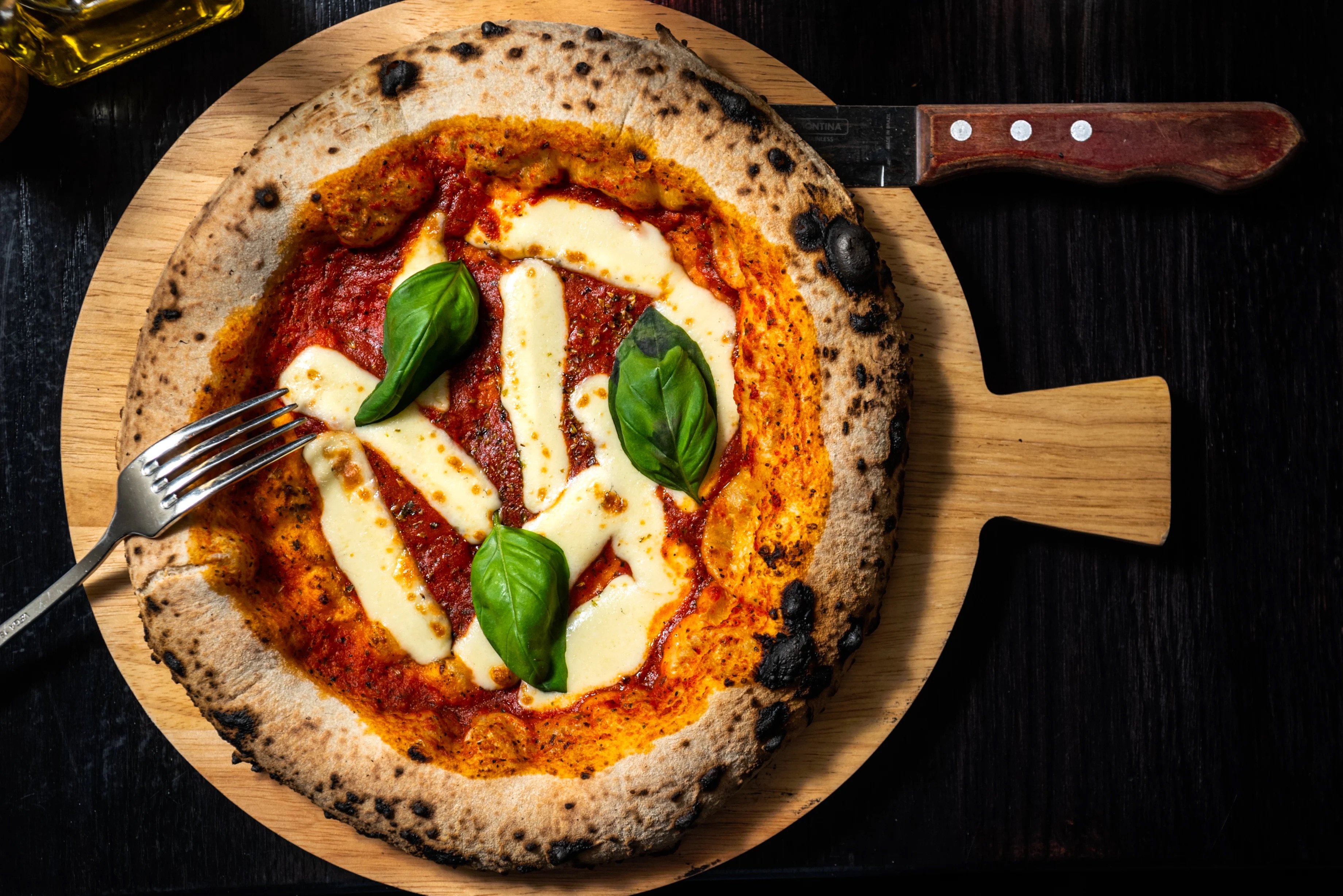 Margherita pizza med tomat, mozzarella och basilika på Villa Romana Odenplan