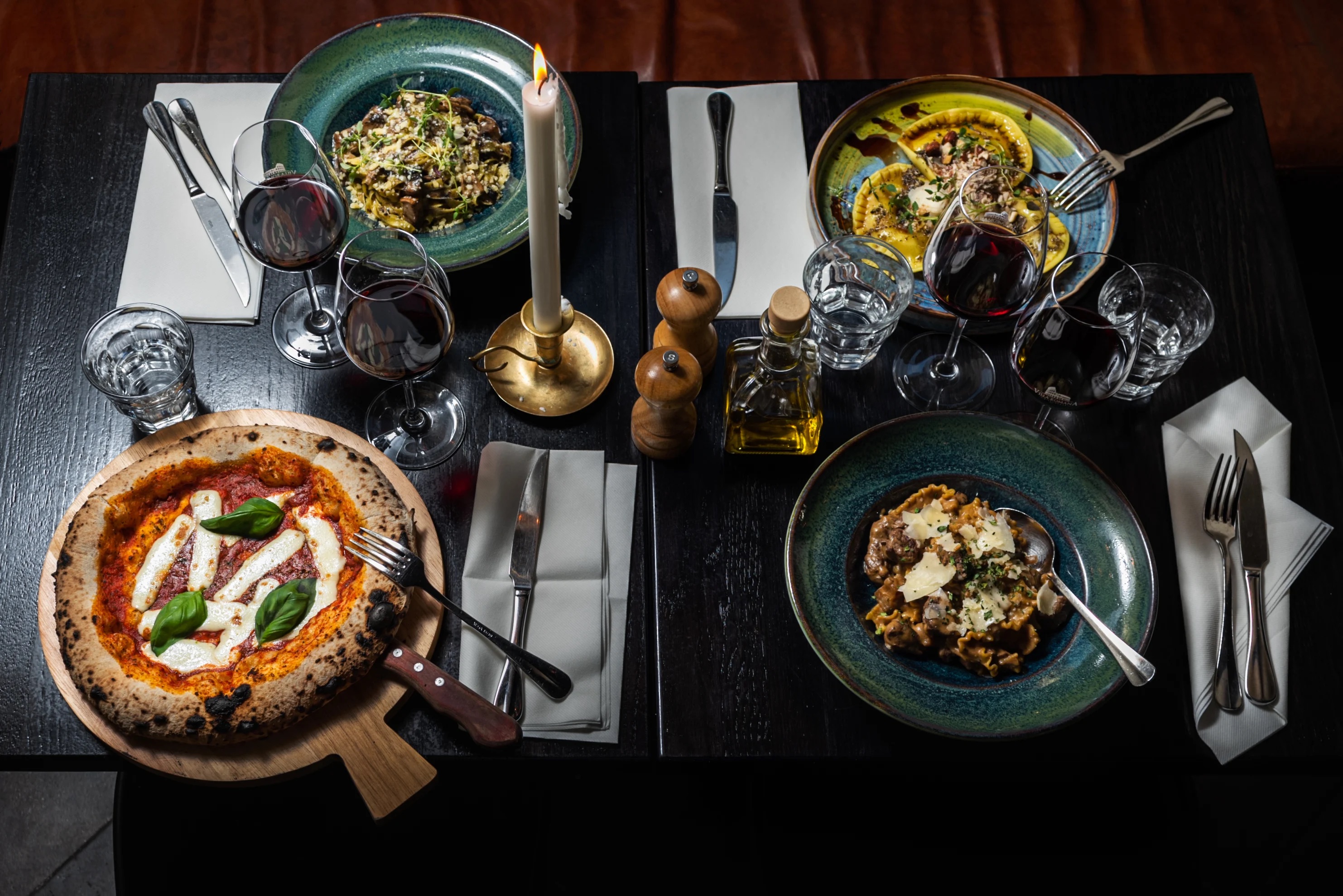 Gäster som njuter av pizza i den mysiga matsalen på Villa Romana Odenplan