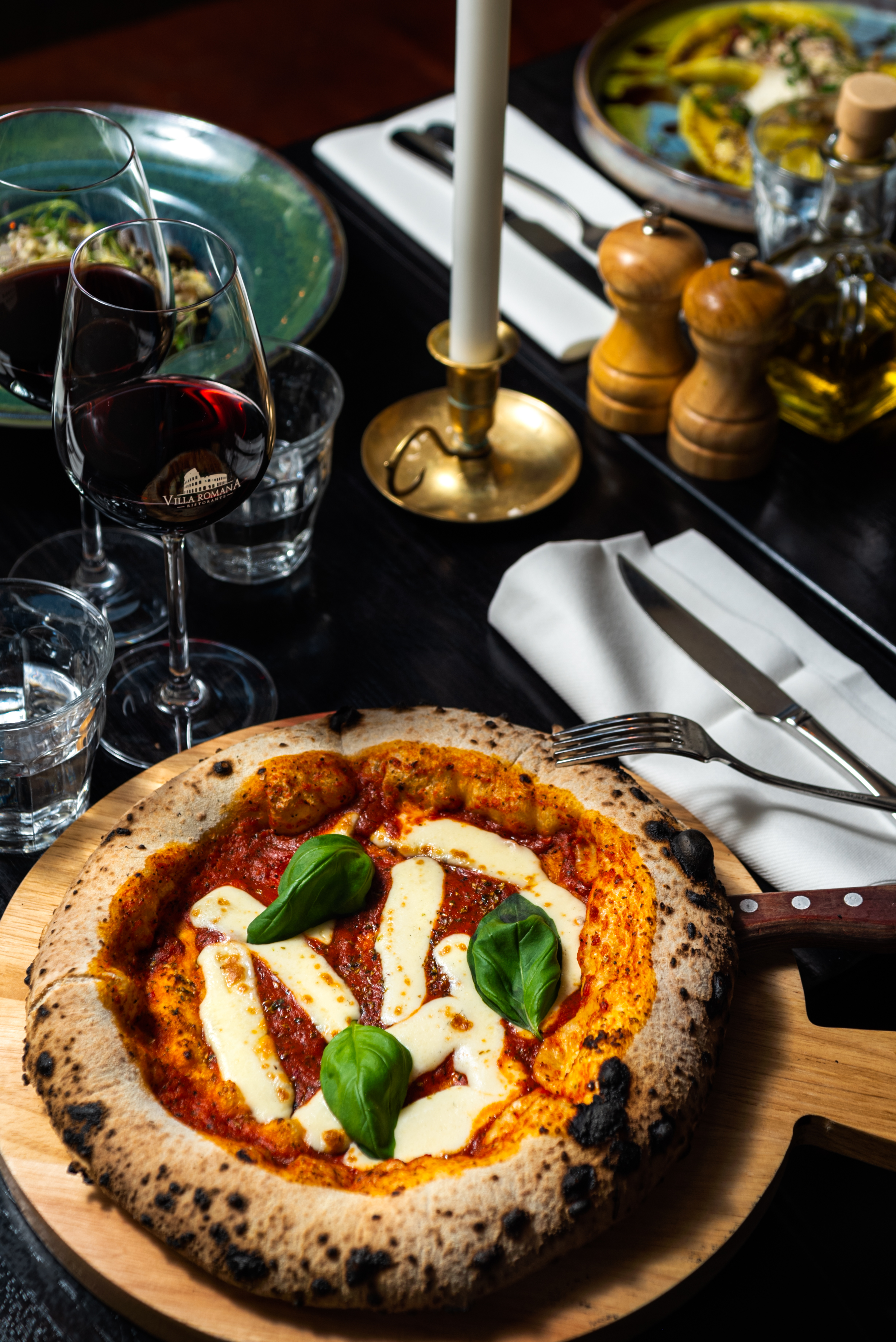 Margherita pizza med tomat, mozzarella och basilika på Villa Romana Odenplan