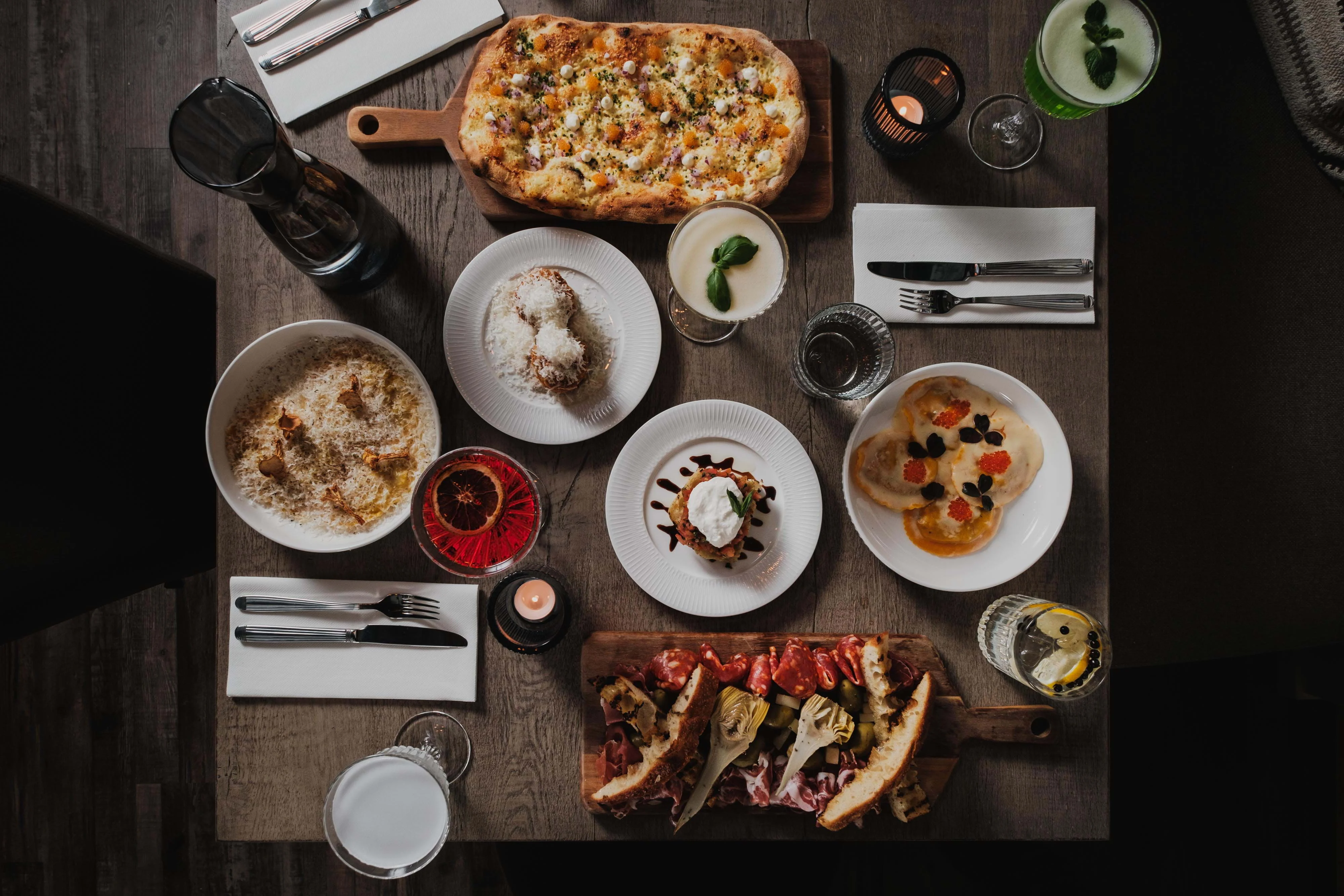 Ett dukat bord på Villa Romana