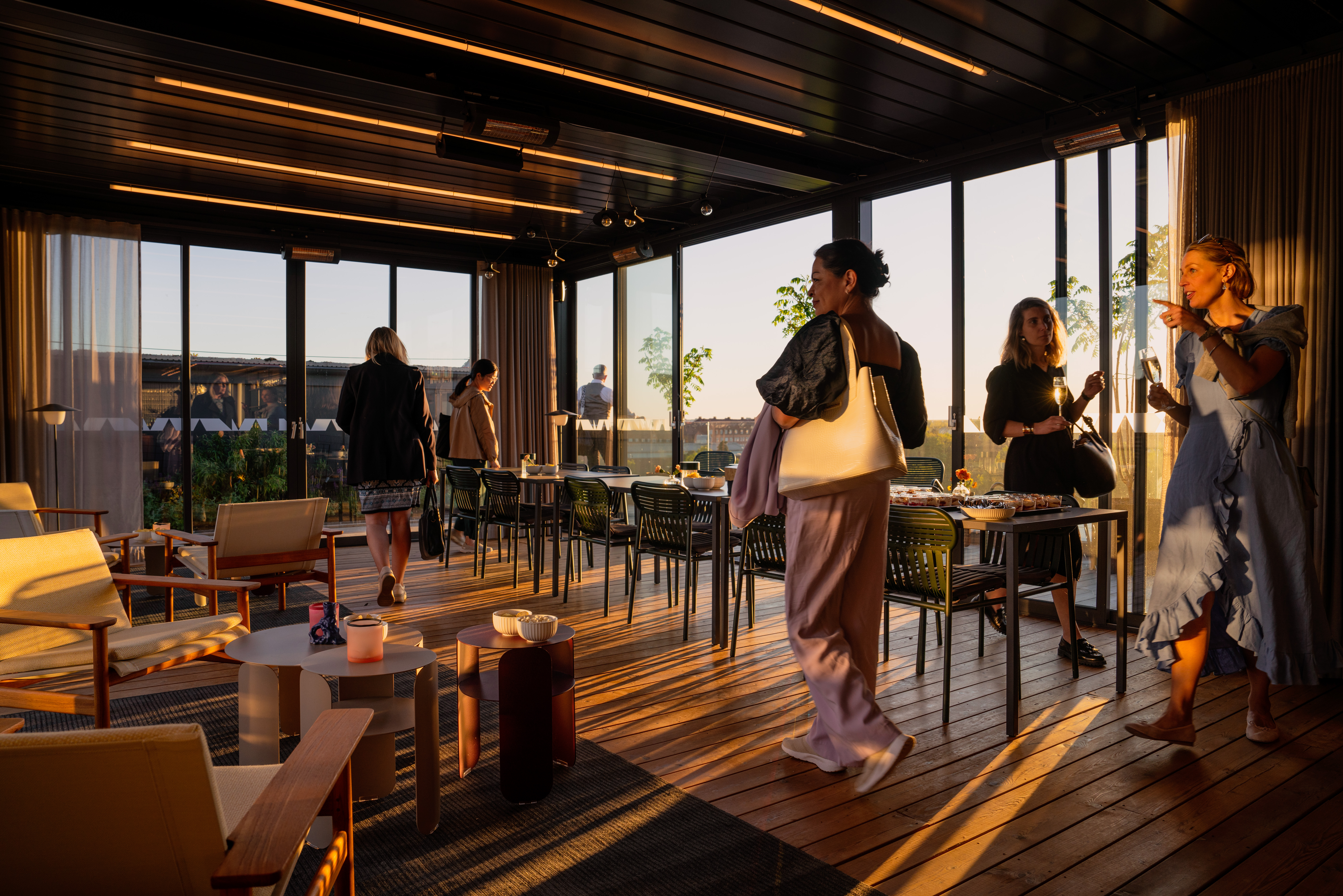 Takbar i Stockholm city - människor minglar på event