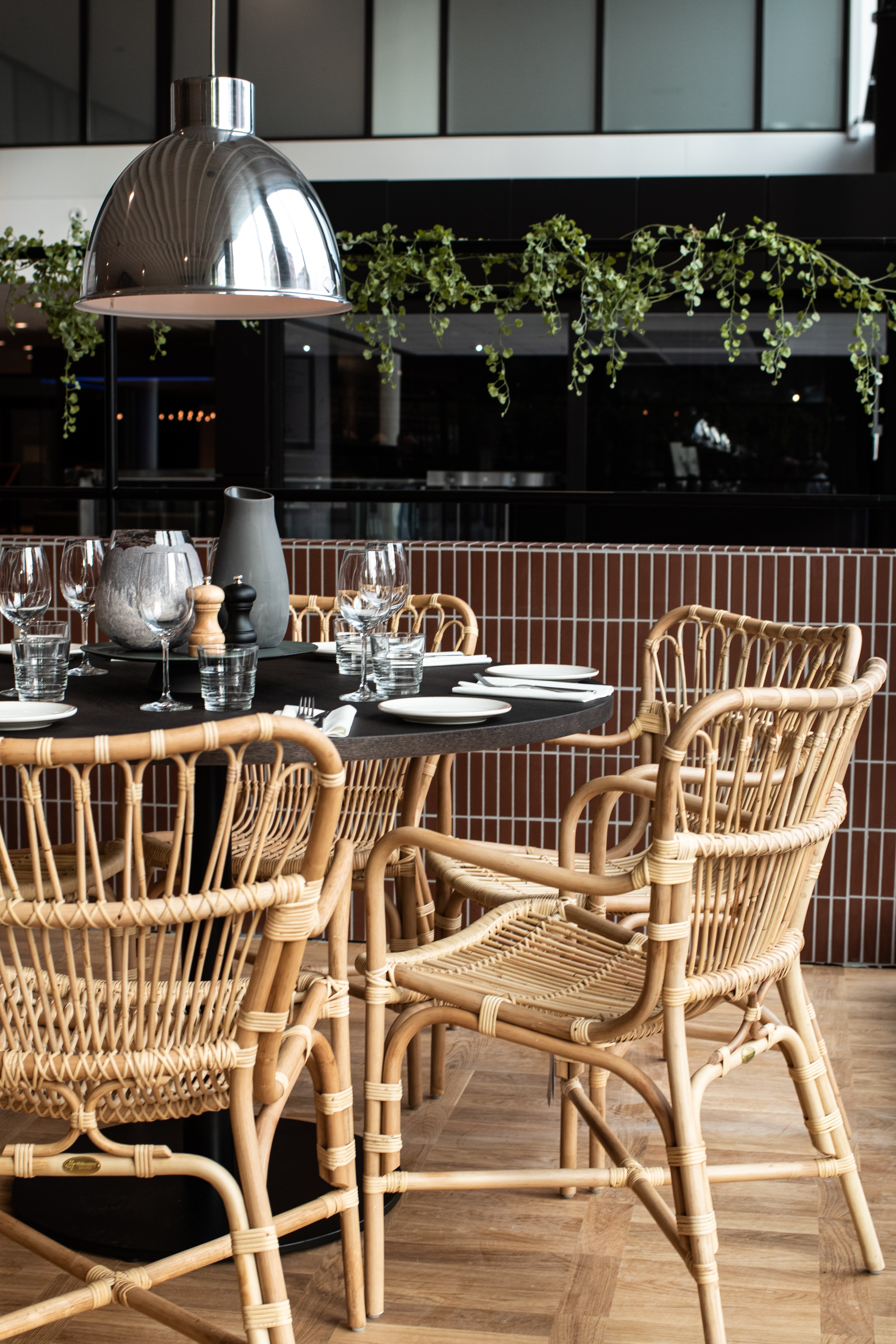 Solna-United-Brasserie-Sabis-Restaurang-Interi”r-Dukning-Matsal-Sittplatser-N„rbild