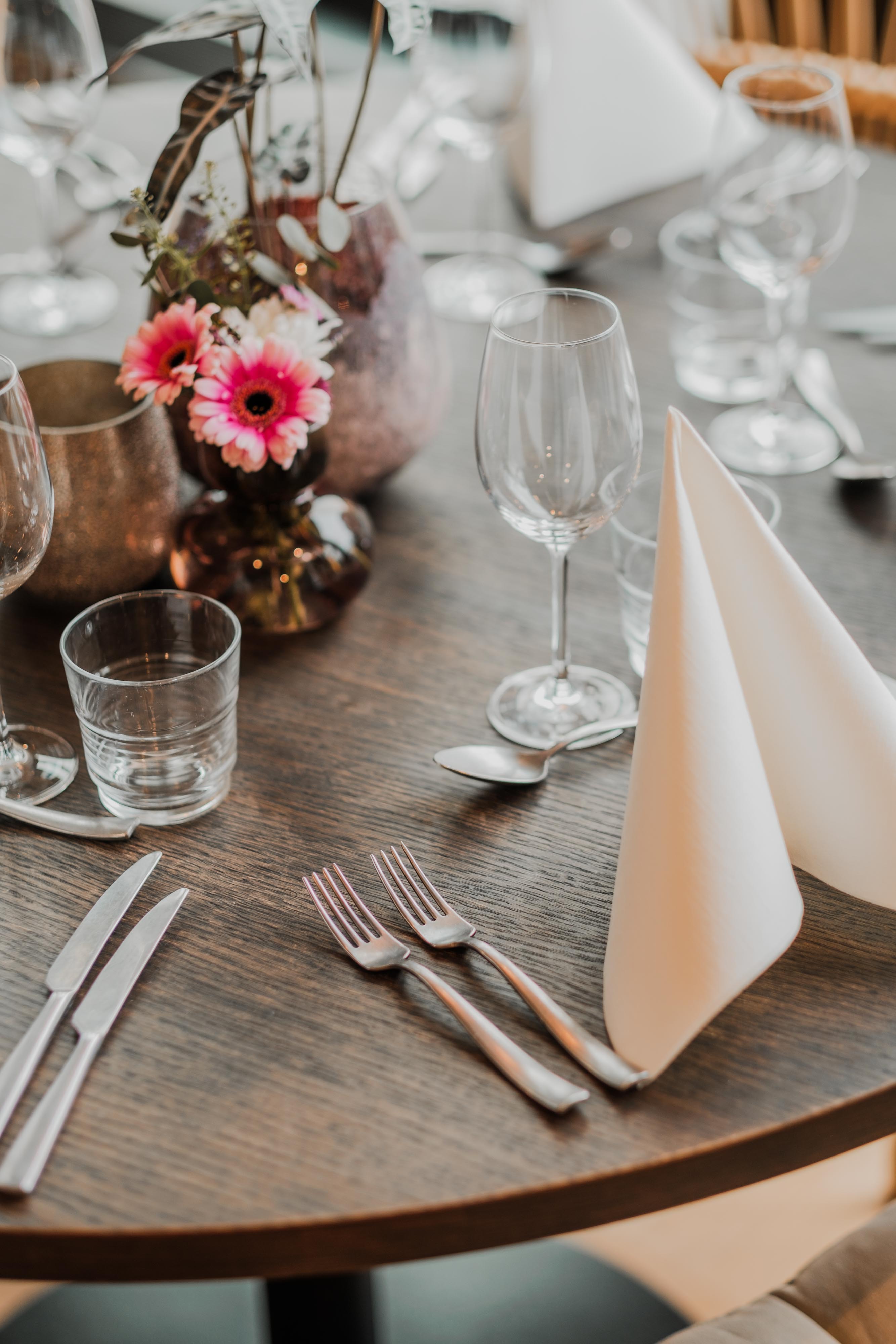 Dukat bord med en liten blomma