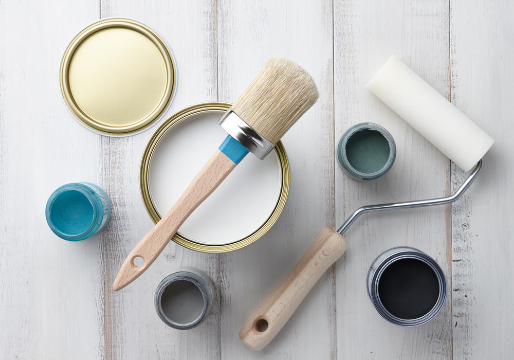 En pensel och burkar med färg