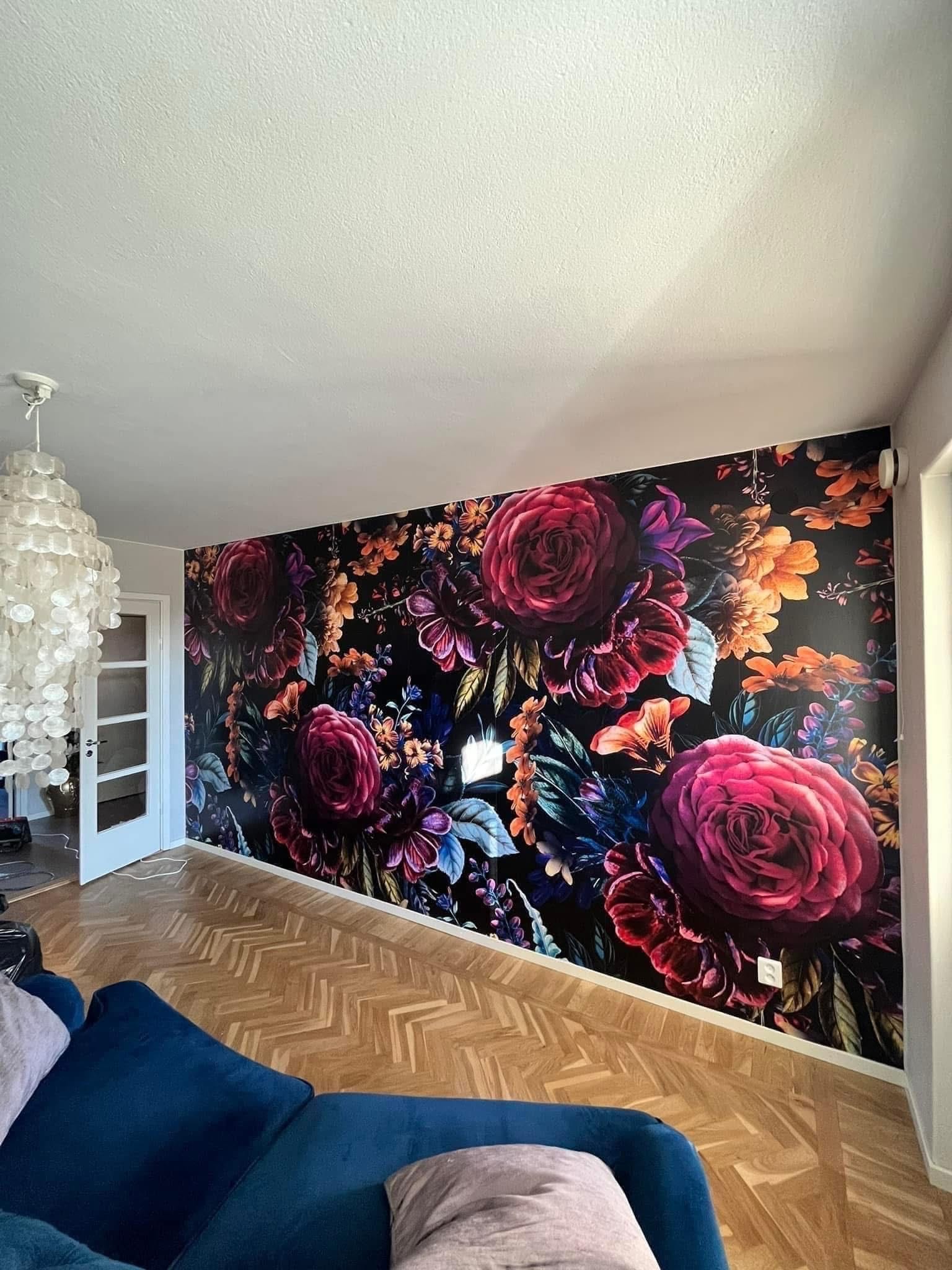 Ett rum med en blommig tapet