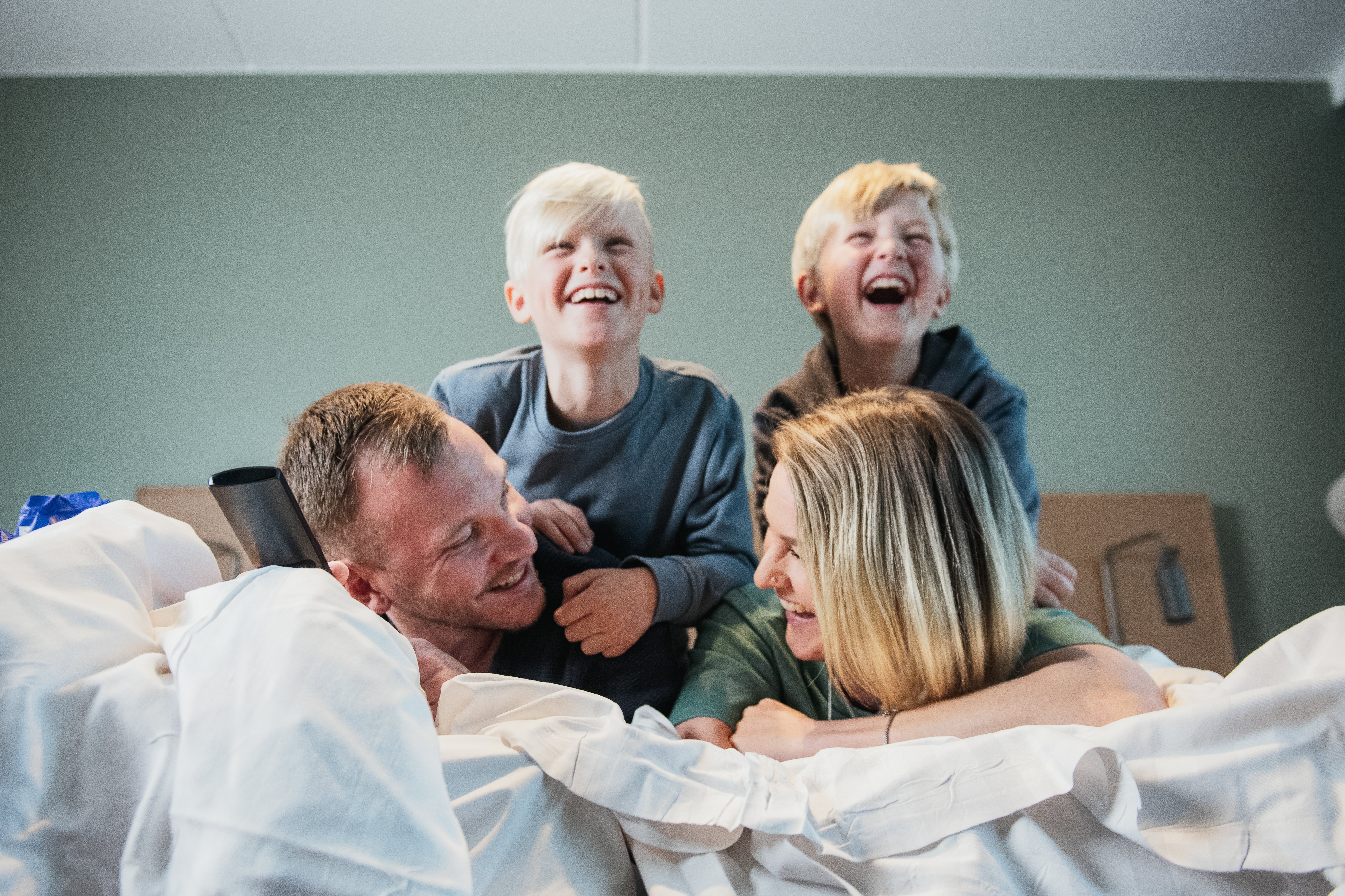room-family-in-bed-quality-hotel