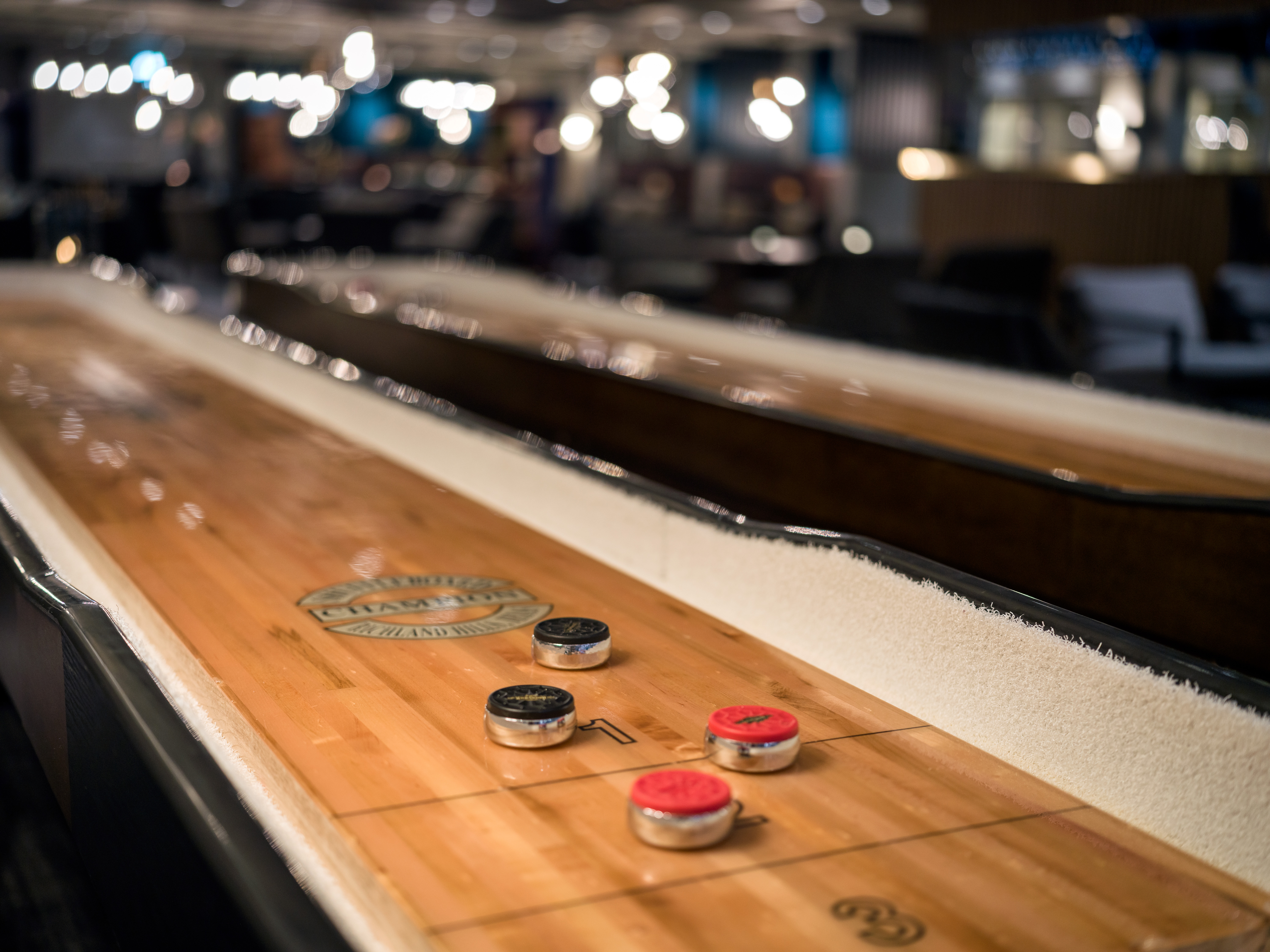 social-lounge-shuffleboard-details-bar-area-quality-hotel-sarpsborg